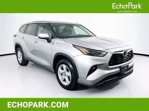 Used 2023 Toyota Highlander LE image 1