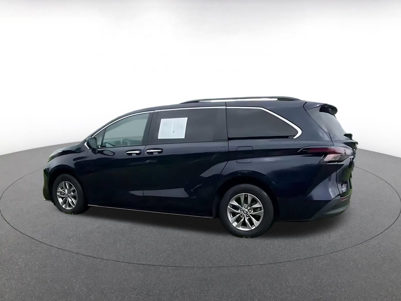 Used 2025 Toyota Sienna XLE FWD image 3