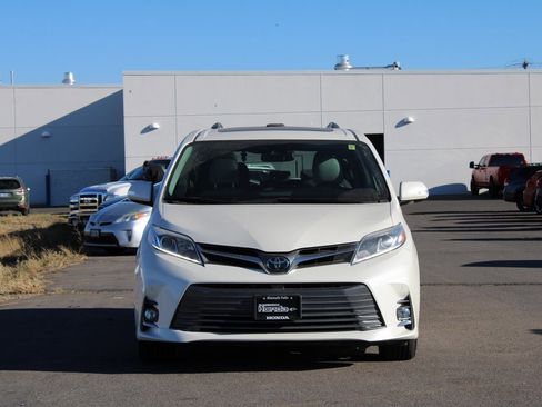 Used 2019 Toyota Sienna Limited image 9