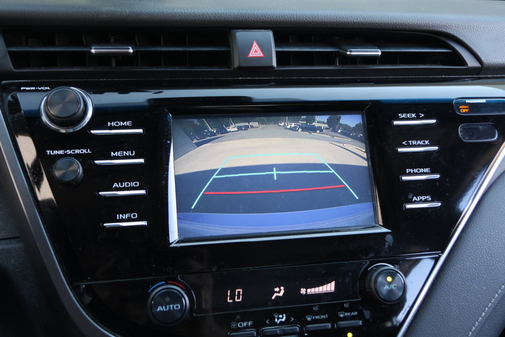 Used 2018 Toyota Camry SE FWD image 18