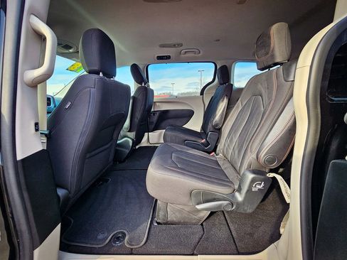 Used 2018 Chrysler Pacifica Touring Plus image 30