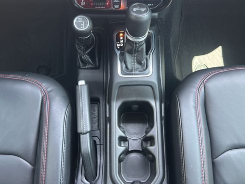 Used 2025 Jeep Wrangler Unlimited Rubicon w/ Convenience Group AWD/4WD image 15