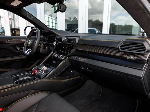 Used 2022 Lamborghini Urus image 35