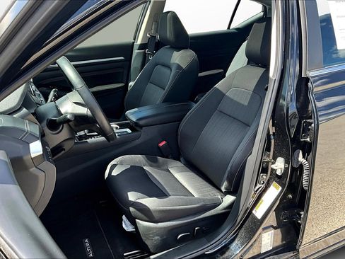 Used 2022 Nissan Altima 2.5 SV w/ SV Premium Package image 16