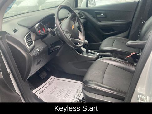 Used 2019 Chevrolet Trax LT w/ LT Convenience Package image 12
