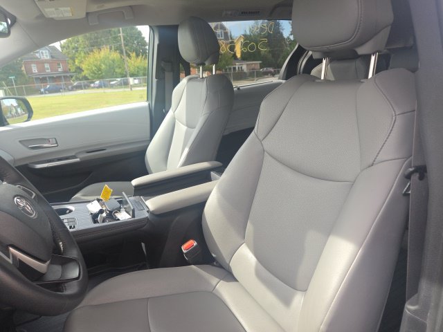 Used 2025 Toyota Sienna XLE FWD image 15