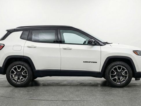 Used 2025 Jeep Compass Trailhawk AWD/4WD image 11