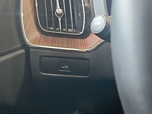 Used 2023 Volvo XC60 B5 Plus image 36