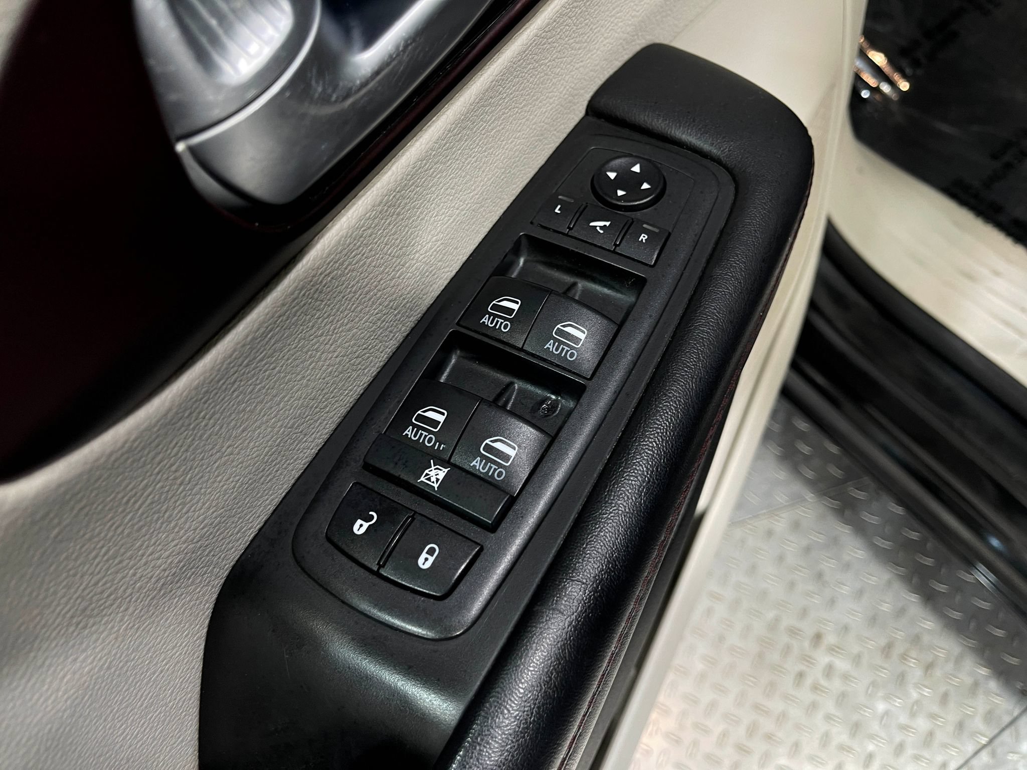 Used 2019 Chrysler Pacifica Limited FWD image 16