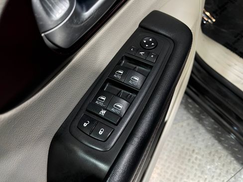 Used 2019 Chrysler Pacifica Limited FWD image 16