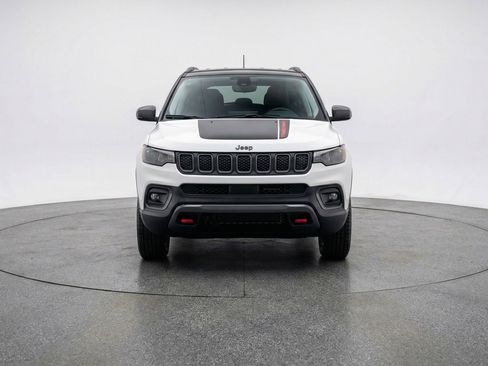 Used 2025 Jeep Compass Trailhawk image 2