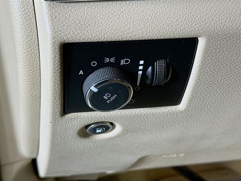 Used 2020 Jeep Grand Cherokee Overland RWD image 17