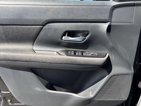 Used 2025 Nissan Kicks SV AWD/4WD image 18