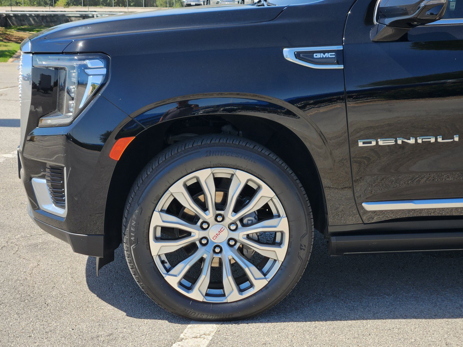 Used 2023 GMC Yukon XL Denali AWD/4WD image 28