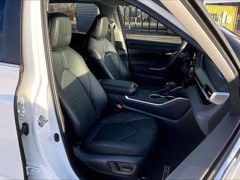 Used 2024 Toyota Highlander LE image 10