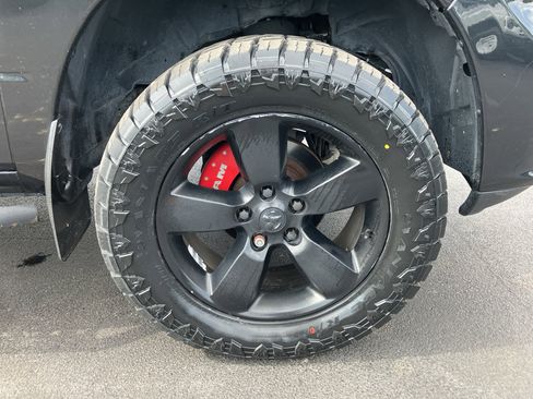 Used 2018 RAM 1500 Express w/ Black Ram 1500 Express Group AWD/4WD image 13