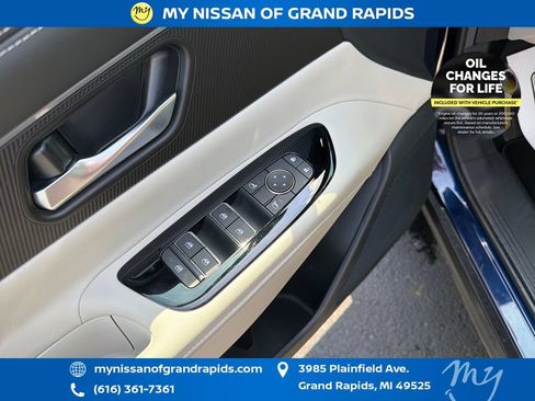 Used 2025 Nissan Murano SV AWD/4WD image 12