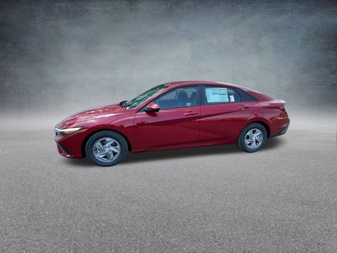 Used 2025 Hyundai Elantra SE image 11