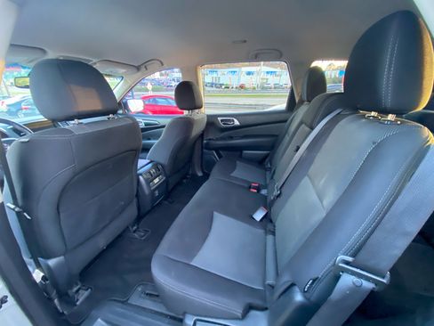 Used 2018 Nissan Pathfinder SV image 14