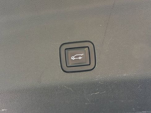 Used 2022 GMC Yukon SLT w/ SLT Premium Package image 18