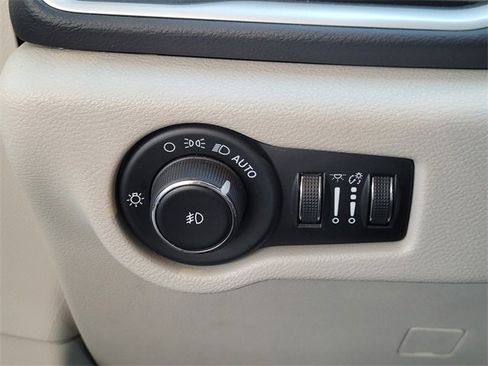 Certified 2023 Chrysler Pacifica Touring-L image 13