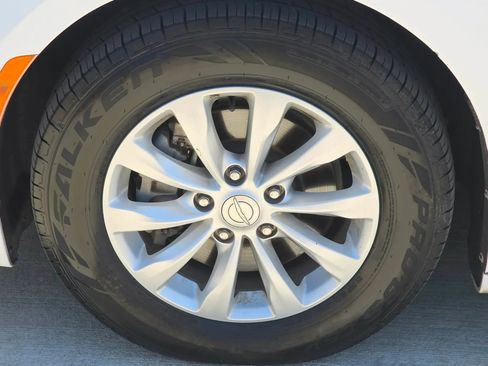 Used 2017 Chrysler Pacifica Touring-L FWD image 33