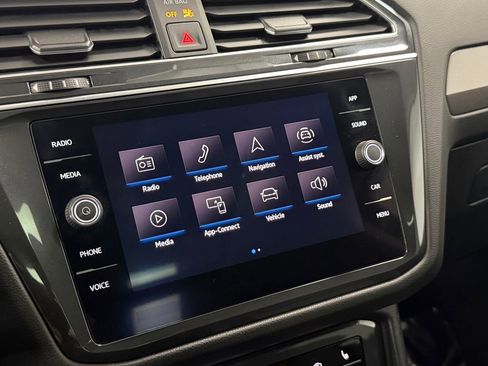 Used 2022 Volkswagen Tiguan SE w/ Panoramic Sunroof Package image 19