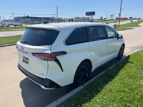 Used 2021 Toyota Sienna XSE FWD image 5