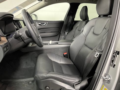 Used 2022 Volvo XC60 B5 Momentum image 10