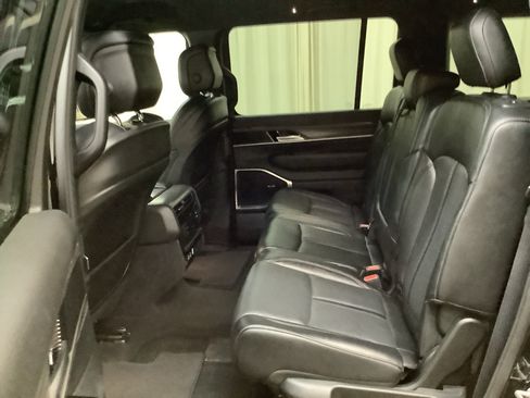 Used 2024 Jeep Wagoneer L Series II w/ Flexible Seating Group AWD/4WD image 24