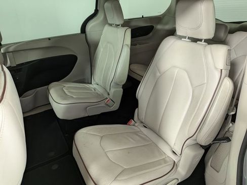Used 2019 Chrysler Pacifica Limited image 27