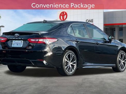 Certified 2020 Toyota Camry SE image 4