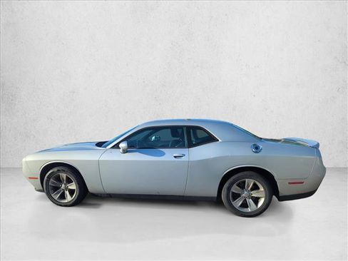 Used 2019 Dodge Challenger SXT image 5