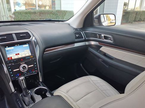 Used 2017 Ford Explorer Platinum image 13