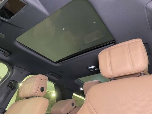 Used 2025 Land Rover Discovery Dynamic SE image 18