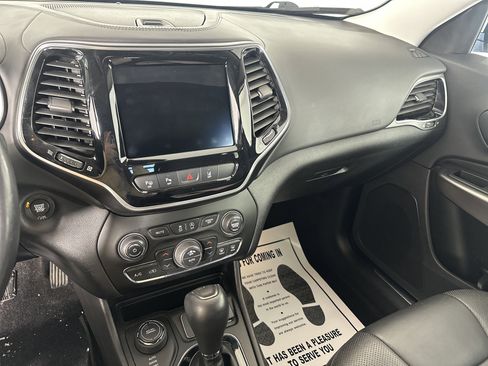 Used 2019 Jeep Cherokee Overland w/ Technology Group image 4