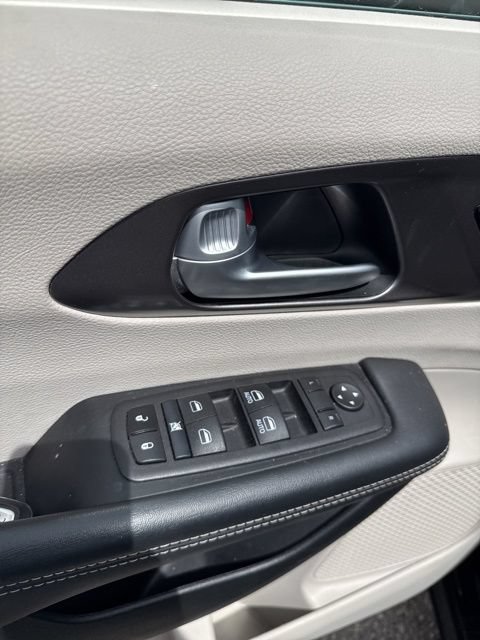 Used 2024 Chrysler Pacifica Touring-L FWD image 13