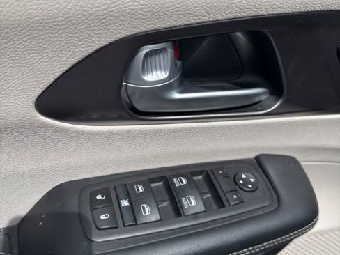 Used 2024 Chrysler Pacifica Touring-L FWD image 13