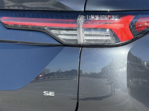 Used 2025 Mitsubishi Outlander SE image 7