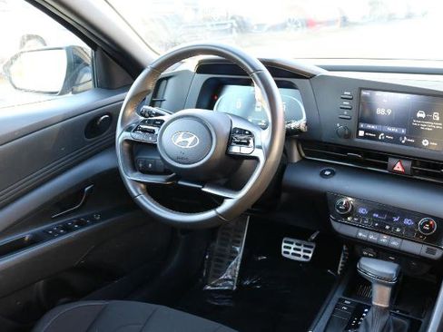 Used 2025 Hyundai Elantra Sport image 17