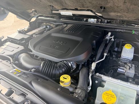 Used 2018 Jeep Wrangler Unlimited Sahara AWD/4WD image 32