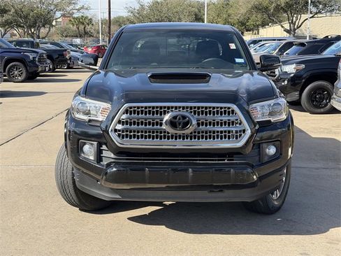 Used 2017 Toyota Tacoma TRD Sport image 2