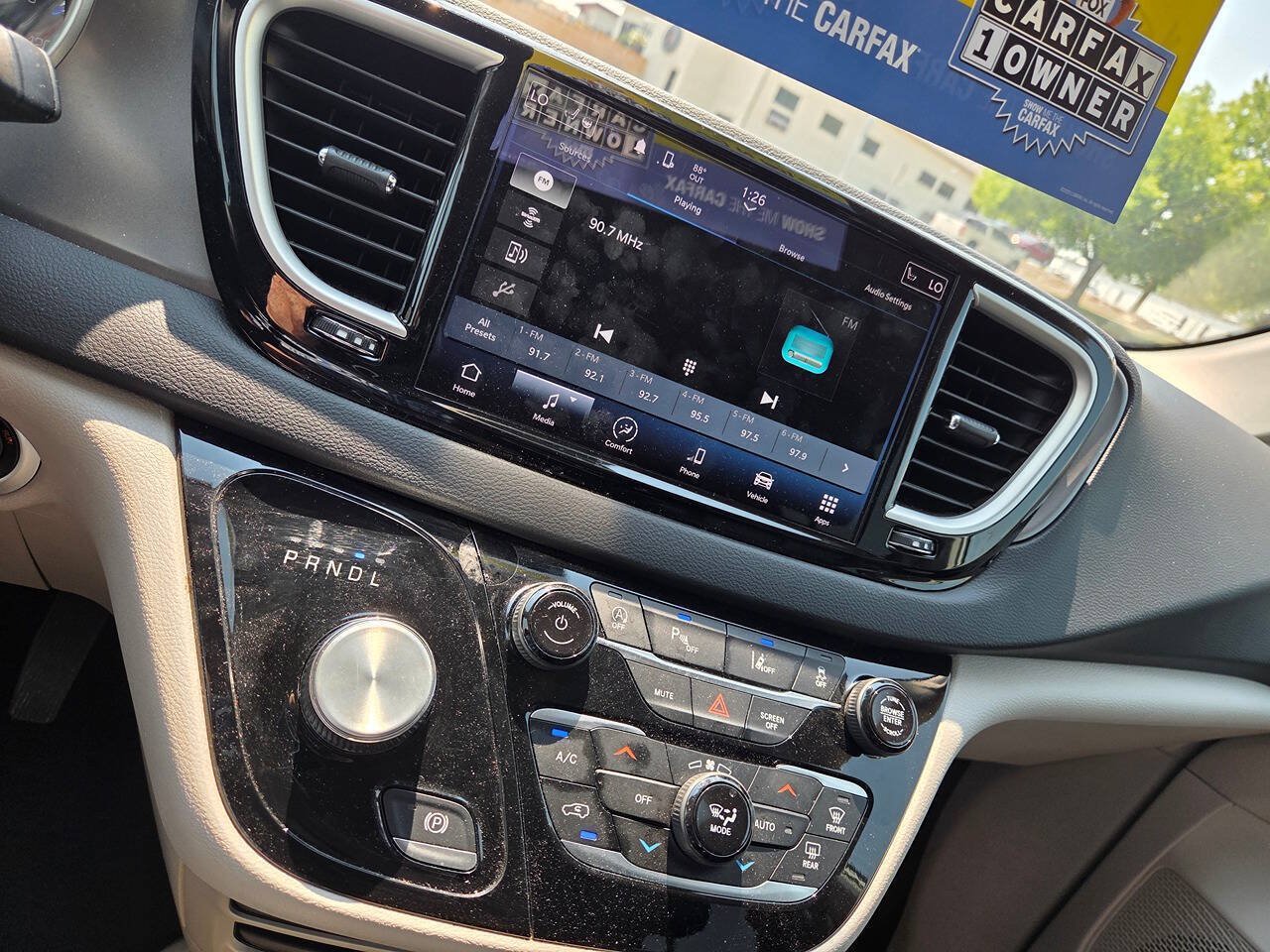 Used 2024 Chrysler Pacifica Touring-L FWD image 7