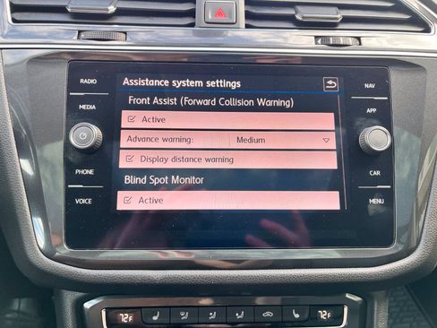 Used 2018 Volkswagen Tiguan SEL AWD/4WD image 17
