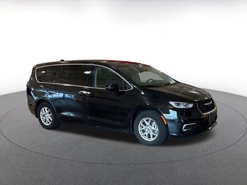 Used 2024 Chrysler Pacifica Touring-L image 2