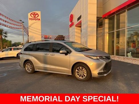 Used 2022 Toyota Sienna LE w/ LE Plus Package FWD image 2