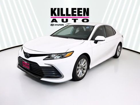 Used 2023 Toyota Camry LE image 3