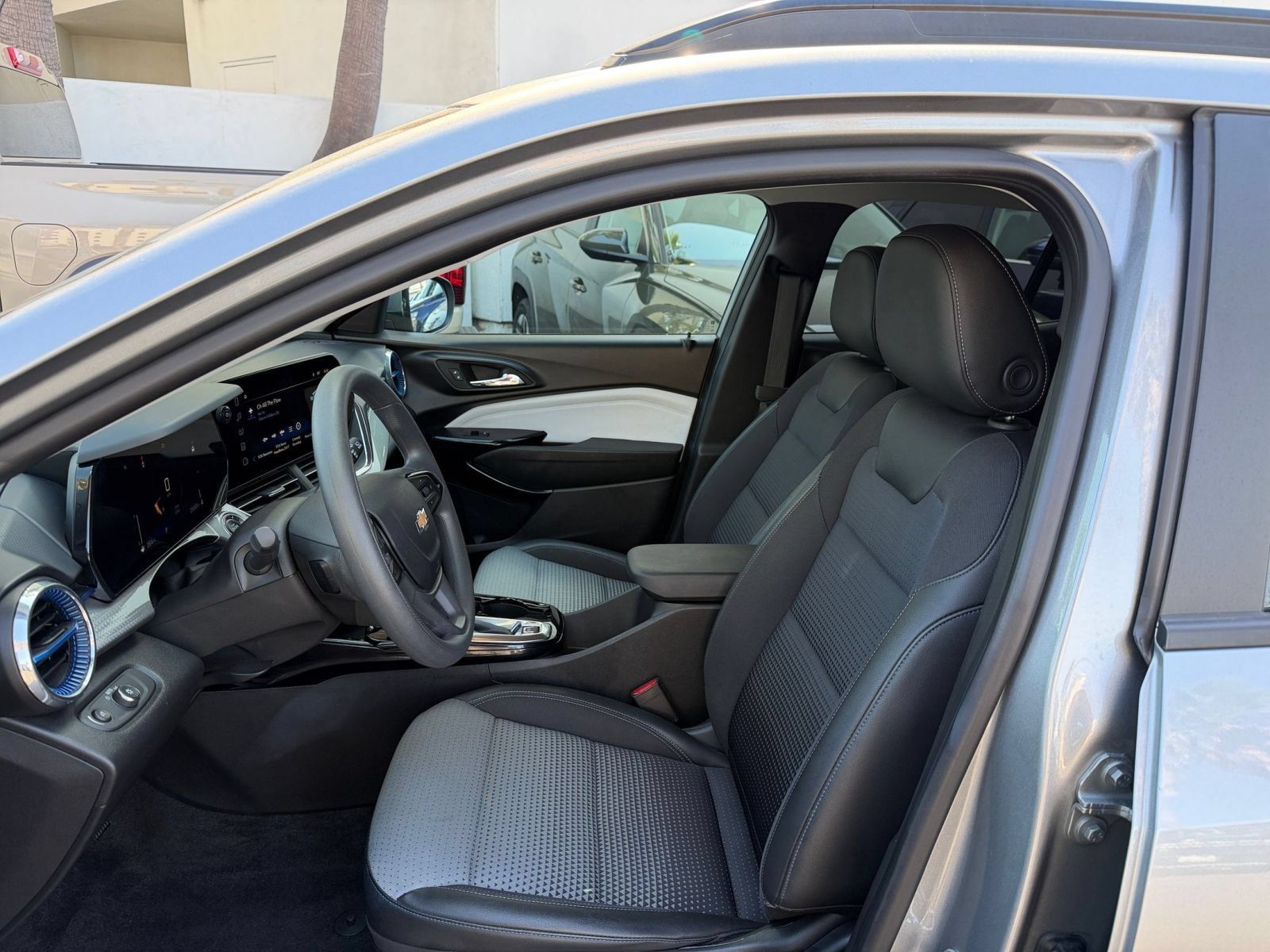 Used 2025 Chevrolet Trax LT FWD image 25