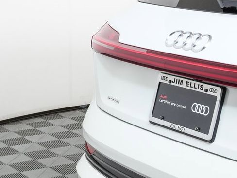 Certified 2022 Audi e-tron Premium image 37