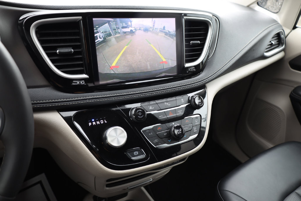 Used 2024 Chrysler Pacifica Limited FWD image 15